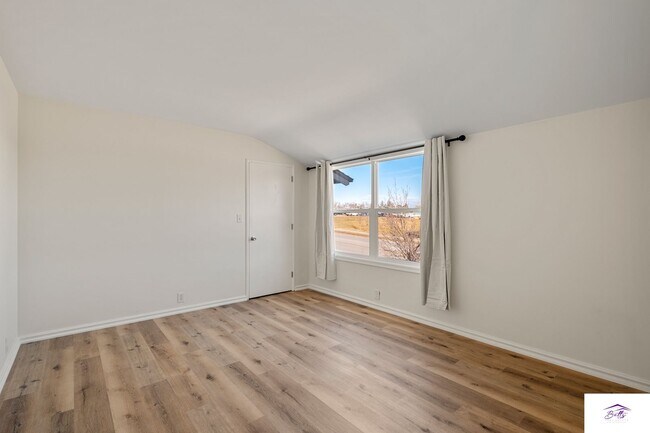 Foto del edificio - AVAILABLE NOW!