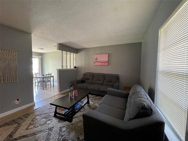 Building Photo - 2405 Parker Cir