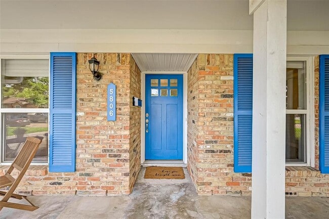 Building Photo - 5806 Cartagena St