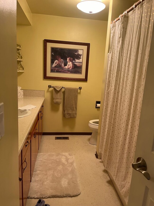 Building Photo - Nice 3 bedroom 2 bath home in Central Point