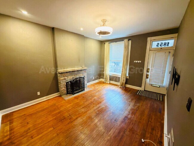 Foto del edificio - 1855 Russell Blvd