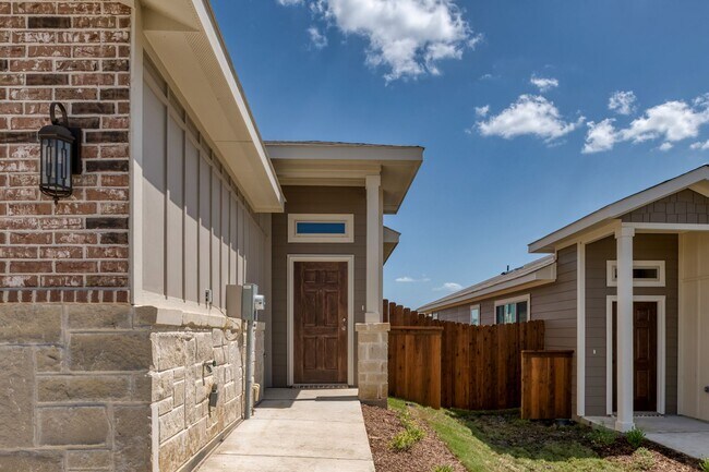 Building Photo - AVAILABLE NOW! GORGEOUS 3 BEDROOM DUPLEX L...