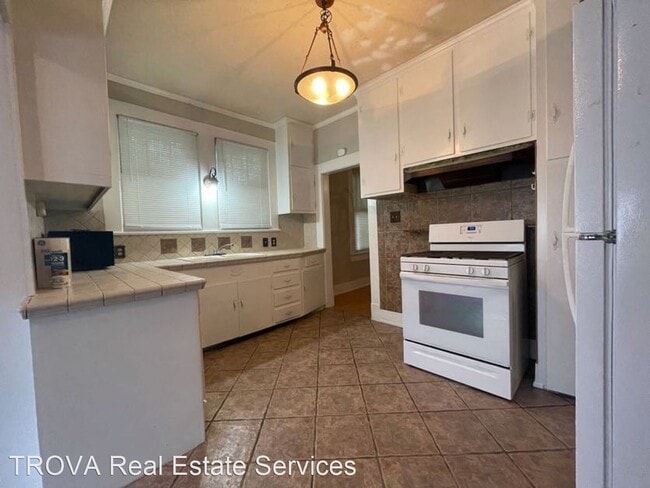 Building Photo - 2 br, 1 bath House - 2120 E. 11th Street
