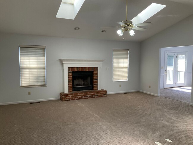 Building Photo - 1829 Spruce Hill Dr