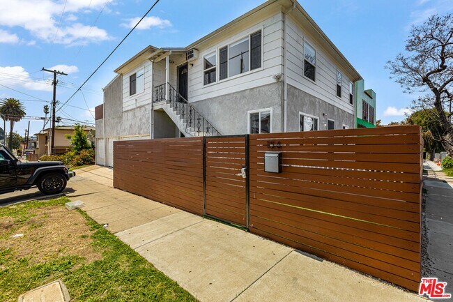 Building Photo - 156 Robinson St