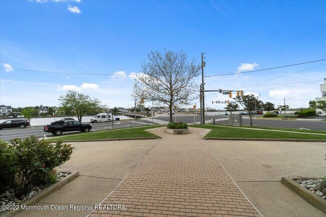 Building Photo - 400 Deal Lake Dr