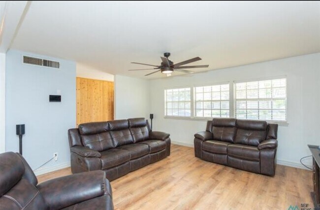 Building Photo - 1403 W Bonita Dr