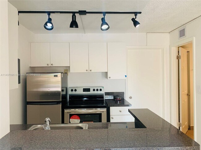 Building Photo - 7151 Miami Lakes Dr