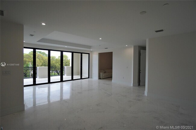Building Photo - 718 Valencia Ave