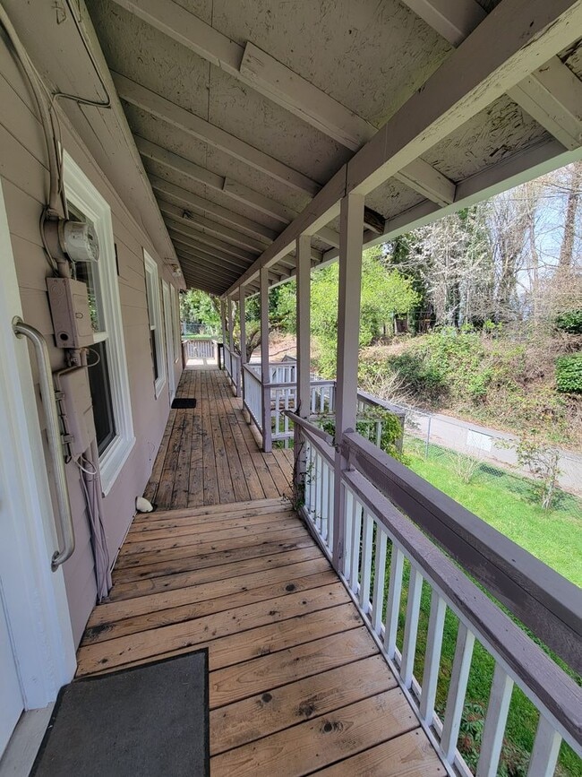 Building Photo - Sweet Two Bedroom Home Minutes from Downtown Port Orchard!