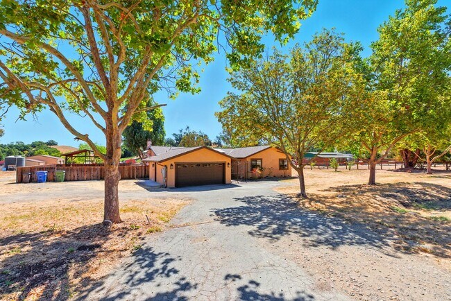 Foto del edificio - $5995 - Ranch-style home with acreage in West Gilroy's quiet countryside