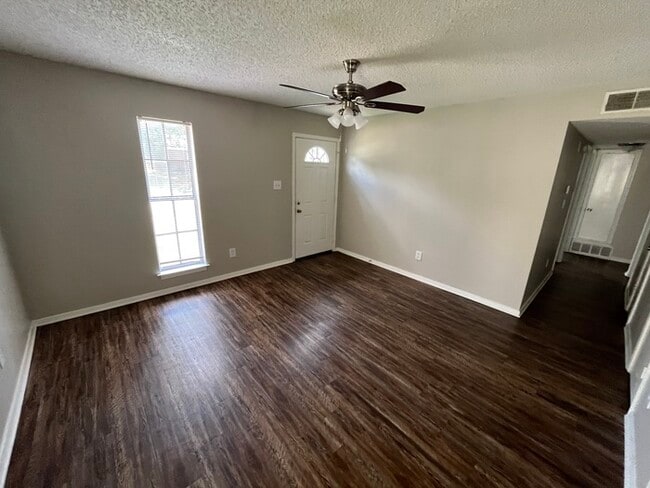 Building Photo - 5021 Cedar View - Available Now!