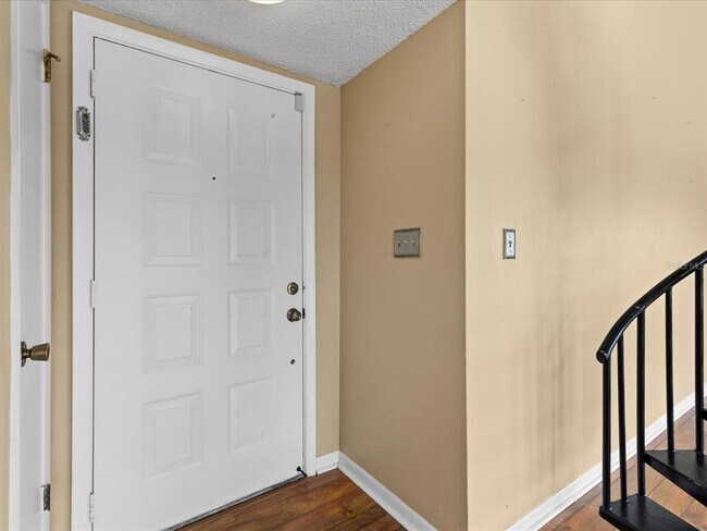 Building Photo - 3127 W Sligh Ave