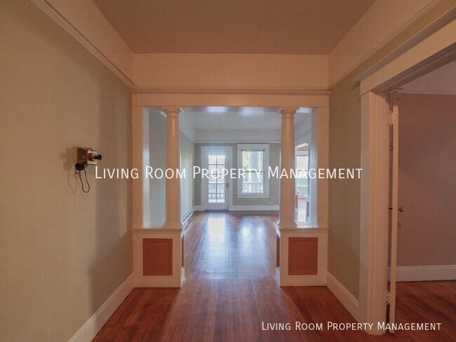 Building Photo - Charming Condo In The NW District With A P...