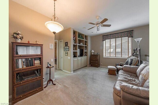 Building Photo - Pool Home Conveniently Located in The Stra...