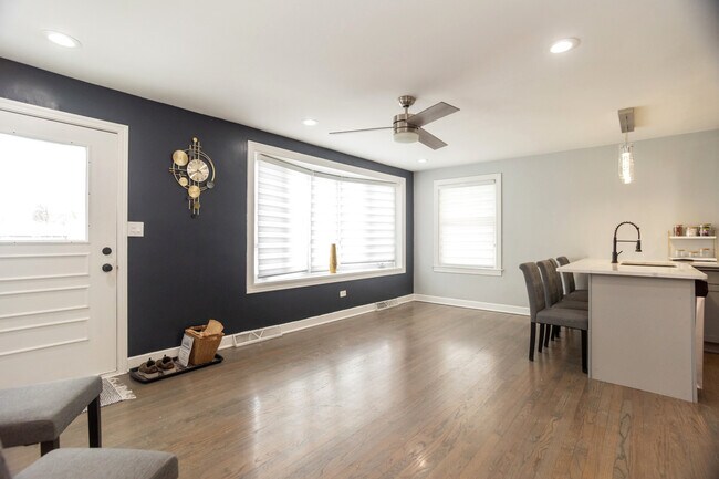 Foto del edificio - 9945 Sunnyside Ave