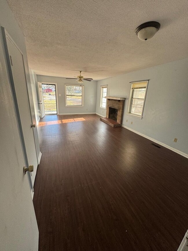 Building Photo - Newly Renovated Home in Florence!!