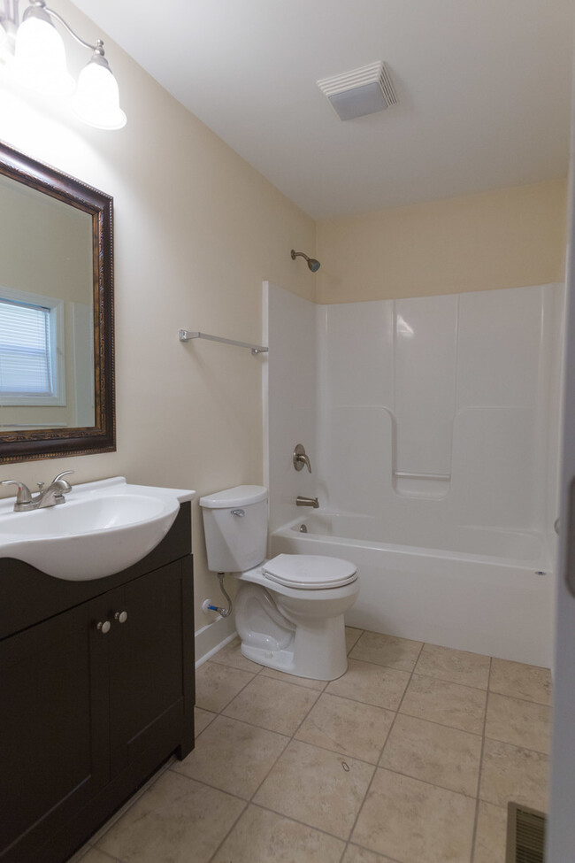 Building Photo - 4 BR 4 BA in Normaltown!