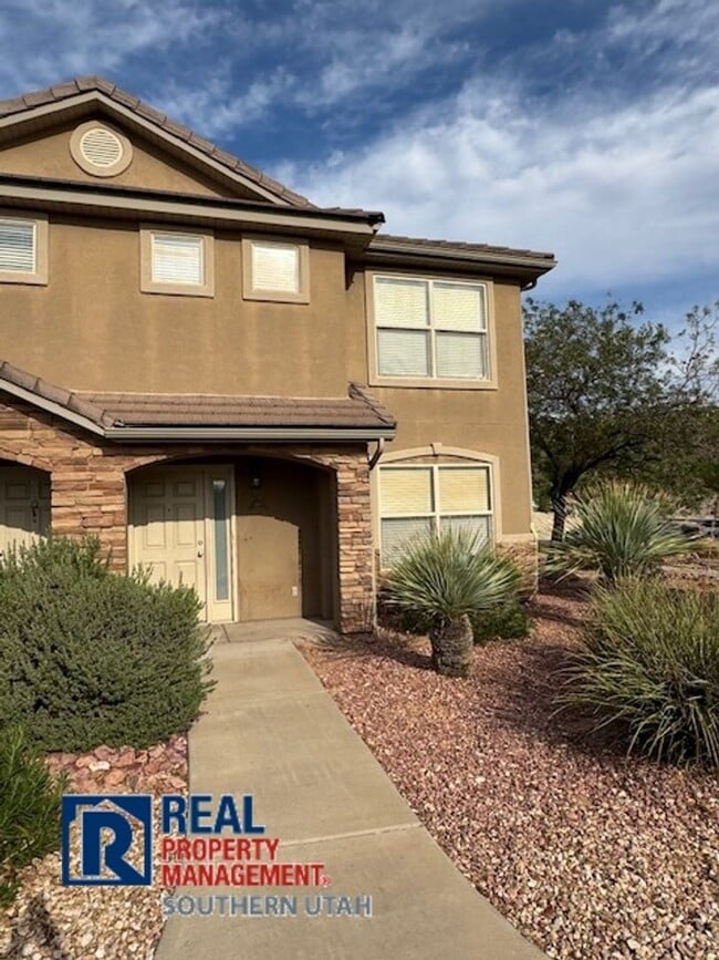 Building Photo - 3155 S Hidden Valley Dr