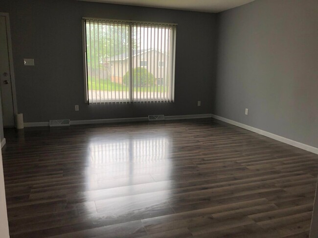 Building Photo - 8621 W Green Brook