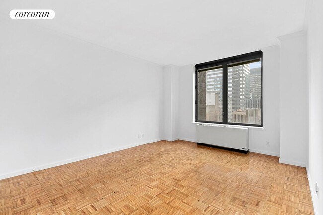 Building Photo - 150 E 57th St