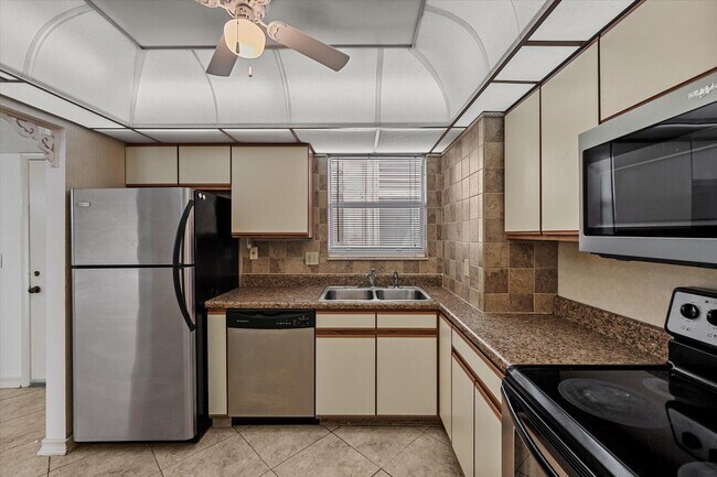 Building Photo - 719 Lori Dr