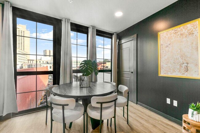 Building Photo - 611 Commerce St