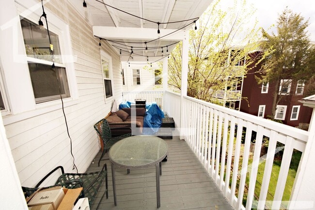 Building Photo - Spcaious 3 Bed Right In The Heart of Oak Square!