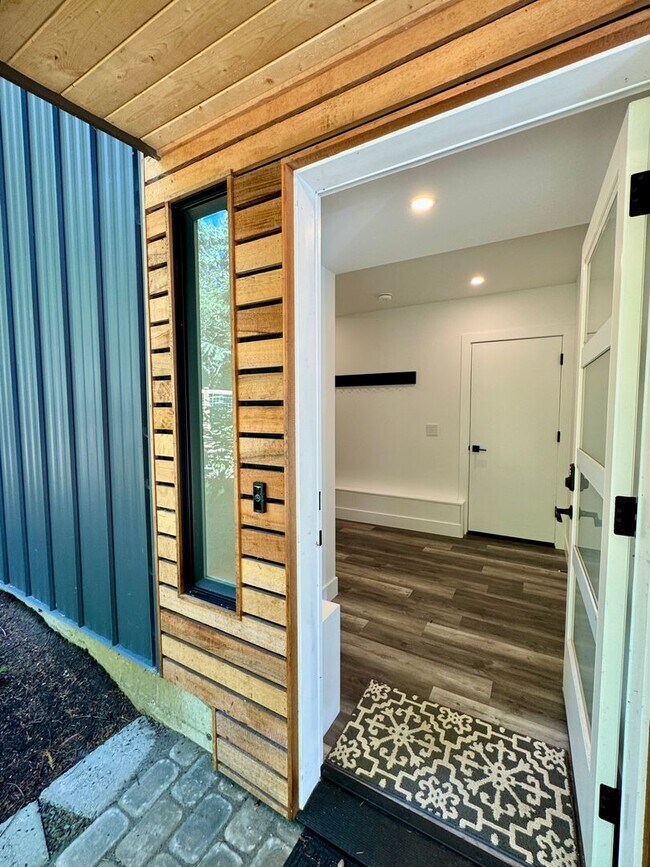 Building Photo - Stunning Contemporary 2 Bedroom Treehouse ...