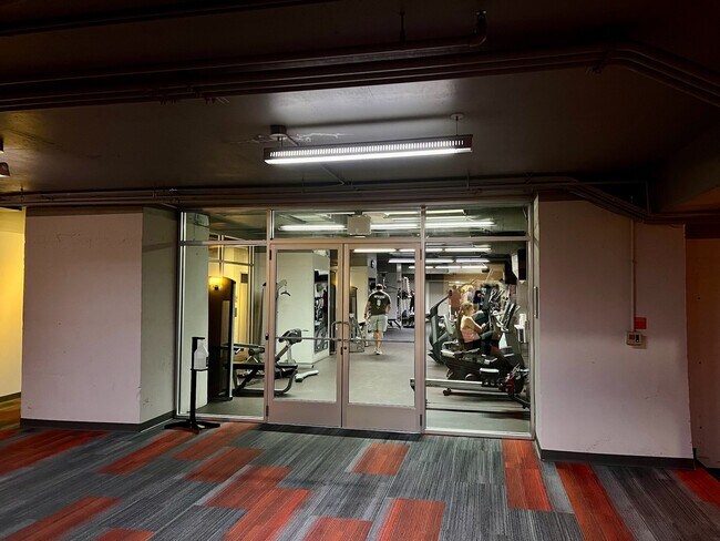 Foto del edificio - 565 W Quincy St