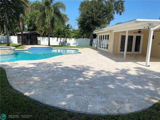 Foto del edificio - 800 NE 48th St