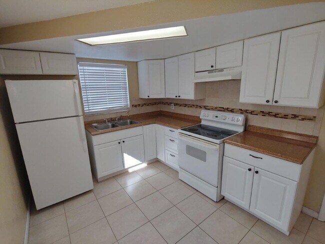 Foto del edificio - Gorgeous 3/2/1 1200 Sq. Ft. with fenced ya...