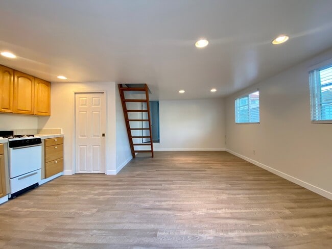 Building Photo - 2439 Cabrillo Ave