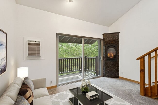 Building Photo - Downtown! Gorgeous Top Floor Unfurnished Studio