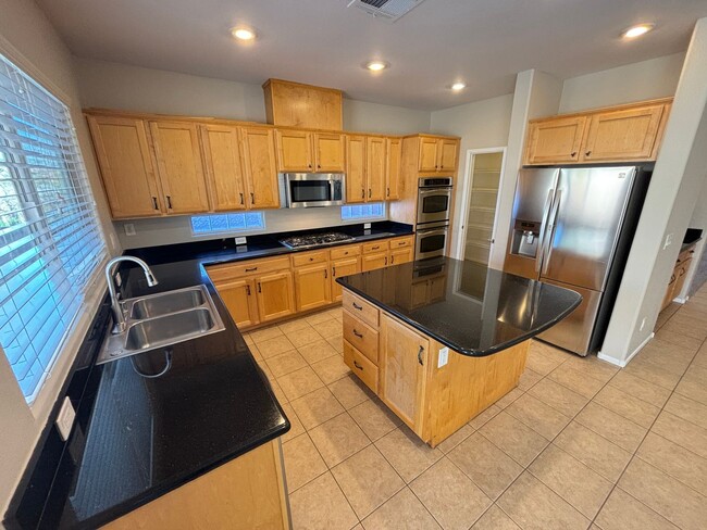 Building Photo - Gorgeous 6Bed/5Bath/4Car, 2-Story Home located in the Mountains Edge