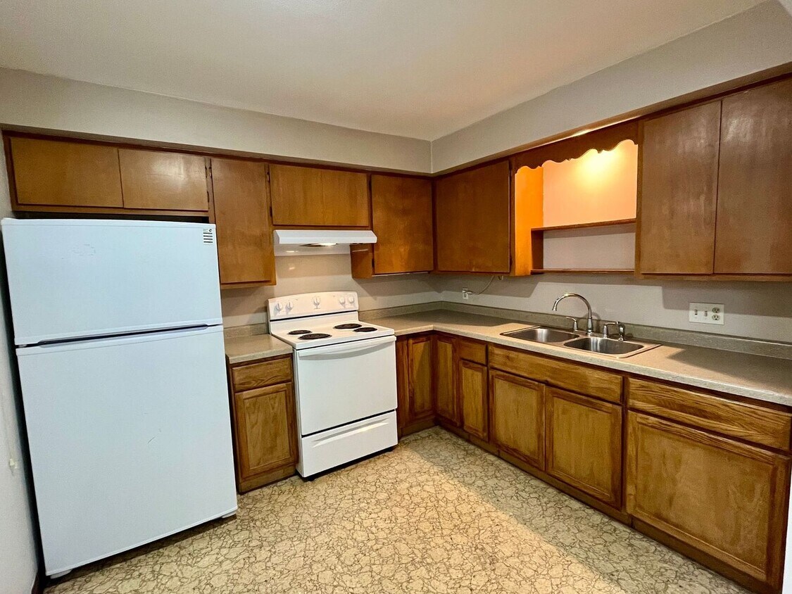 Foto principal - 811-813 W Adler Rd