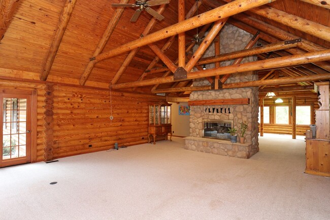 Foto del edificio - Gorgeous Log Cabin near West Lafayette!