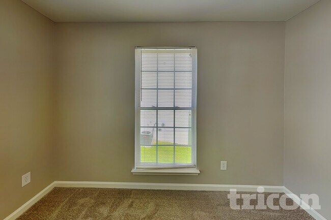 Foto del edificio - 5743 Village Loop