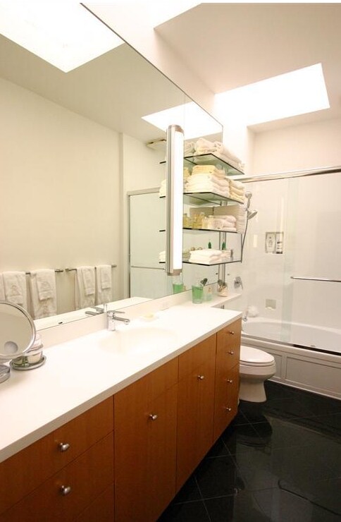 Baño - 1964 Pacific Ave