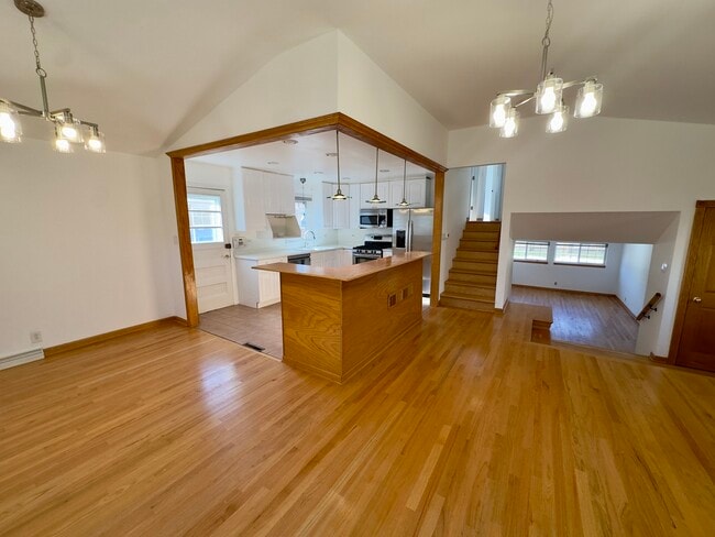 Building Photo - 9910 Crawford Ave