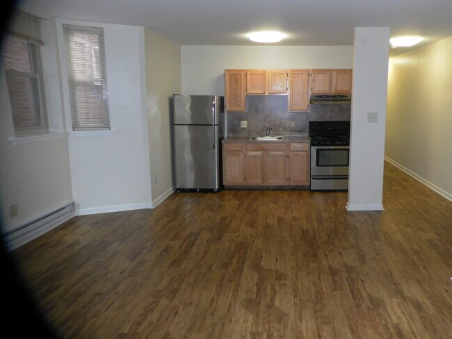Building Photo - 508 W Queen Ln