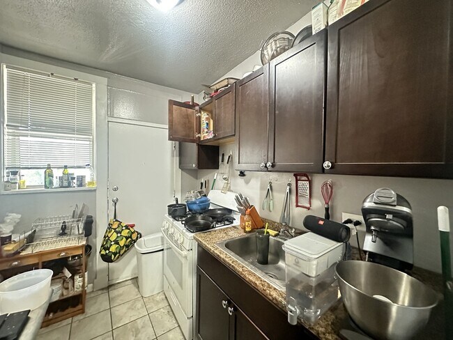 Foto del edificio - 5662 N Ridge Ave
