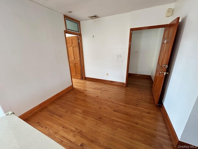 Foto del edificio - 53-11 193rd St