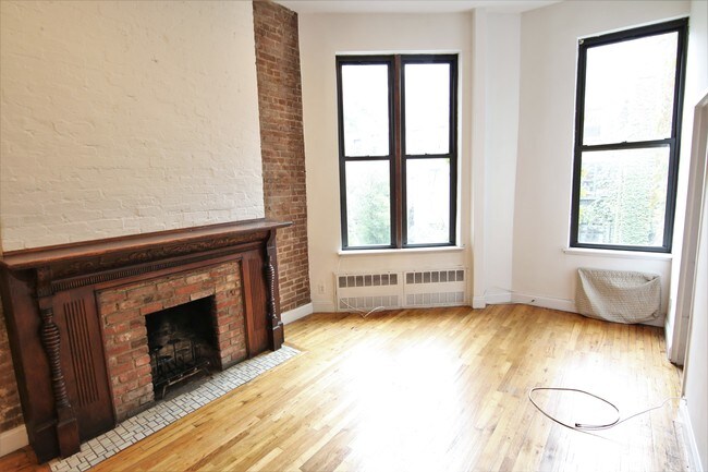 Building Photo - 115 W 74th St