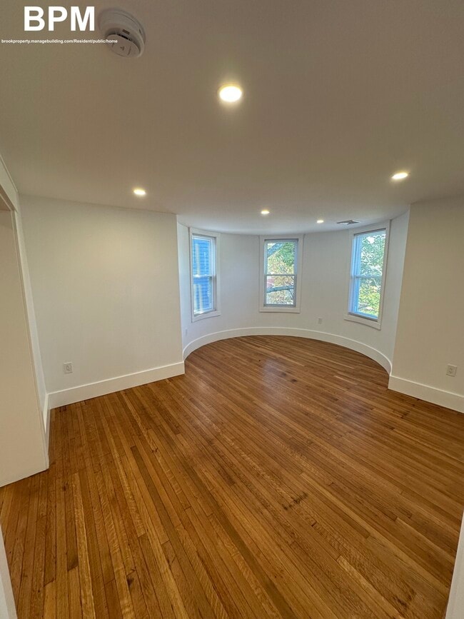 Building Photo - 452 Centre St