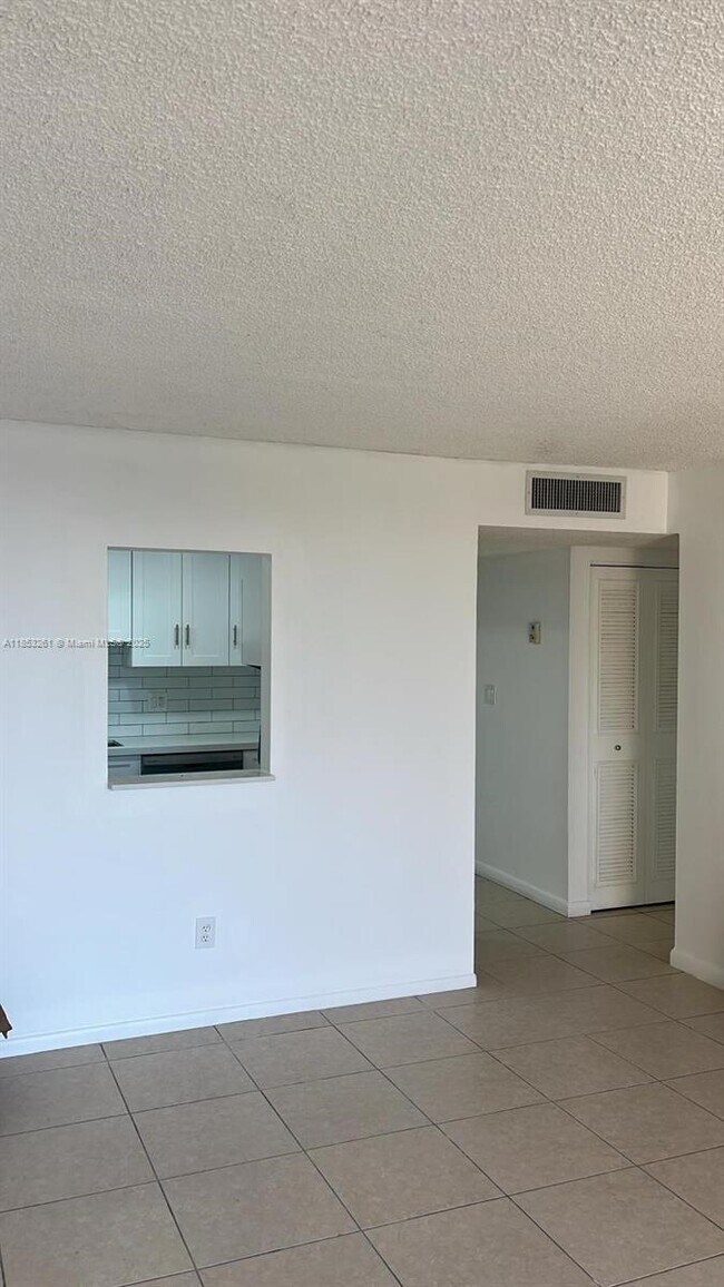 Foto del edificio - 14211 N Kendall Dr