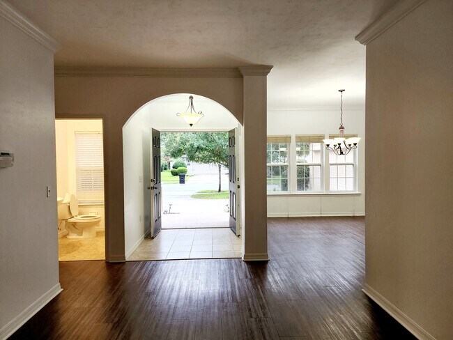 Comedor a la derecha y baño n.° 1 a la izquierda (mitad). - 8184 SW 73rd Ln