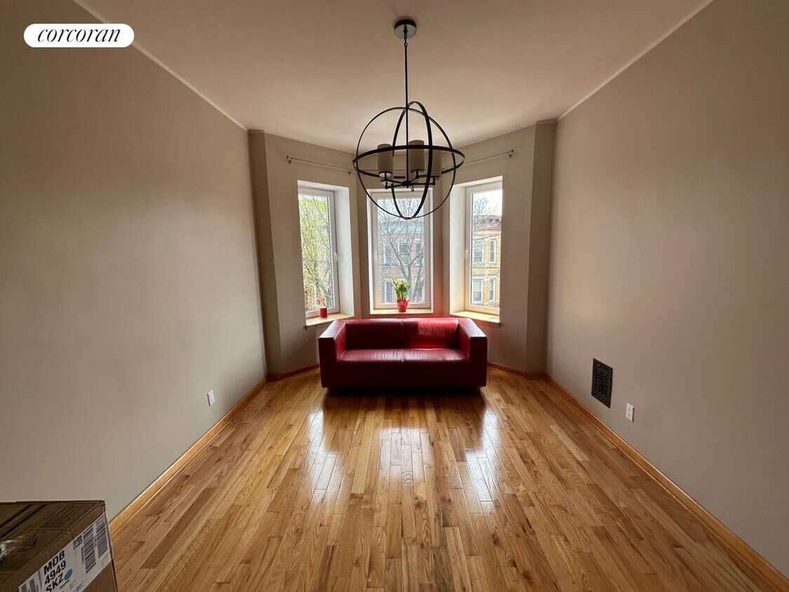 Foto principal - 75-20 61st St