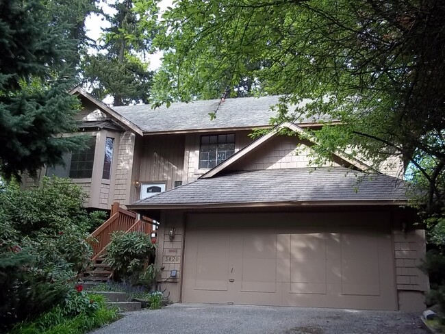 Building Photo - Bellevue Home with Some Nice Upgrades and ...