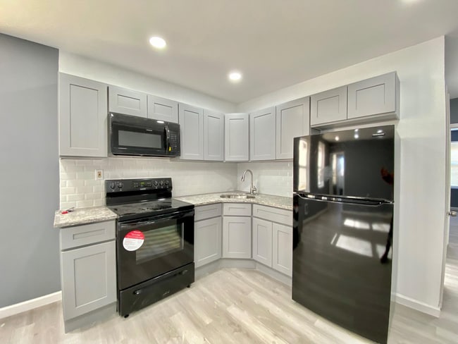 Building Photo - 2 bed/1 bath apartment for rent available ...